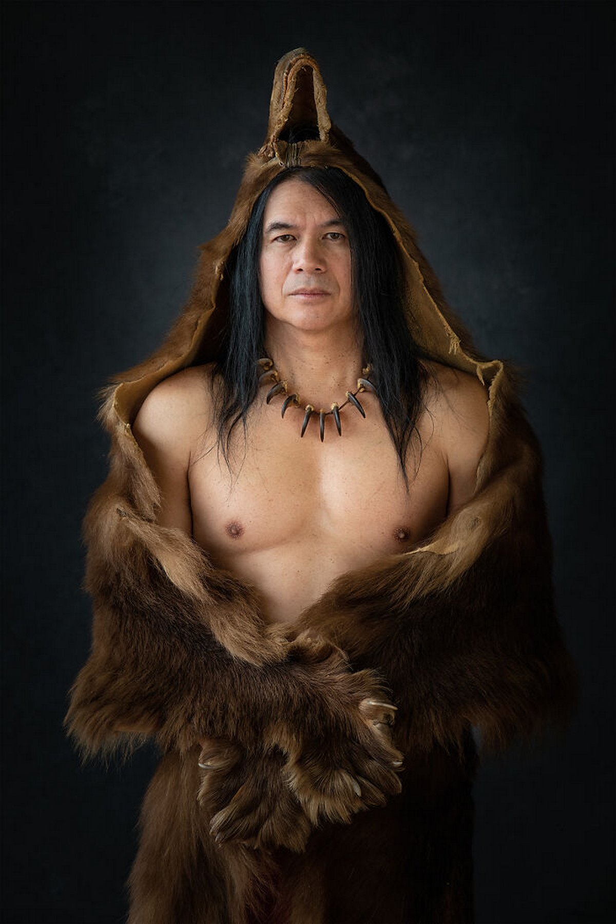 16 portraits authentiques d’Amérindiens vêtus de costumes traditionnels