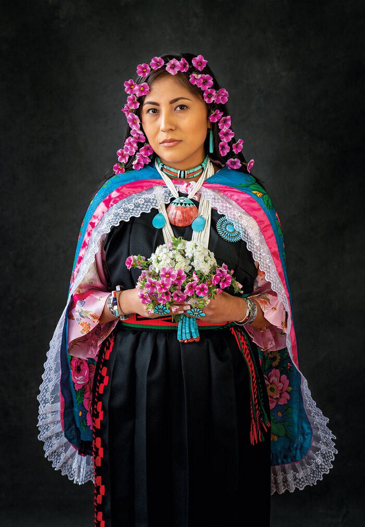 16 portraits authentiques d’Amérindiens vêtus de costumes traditionnels
