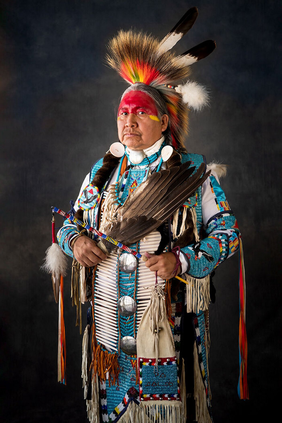 16 portraits authentiques d’Amérindiens vêtus de costumes traditionnels