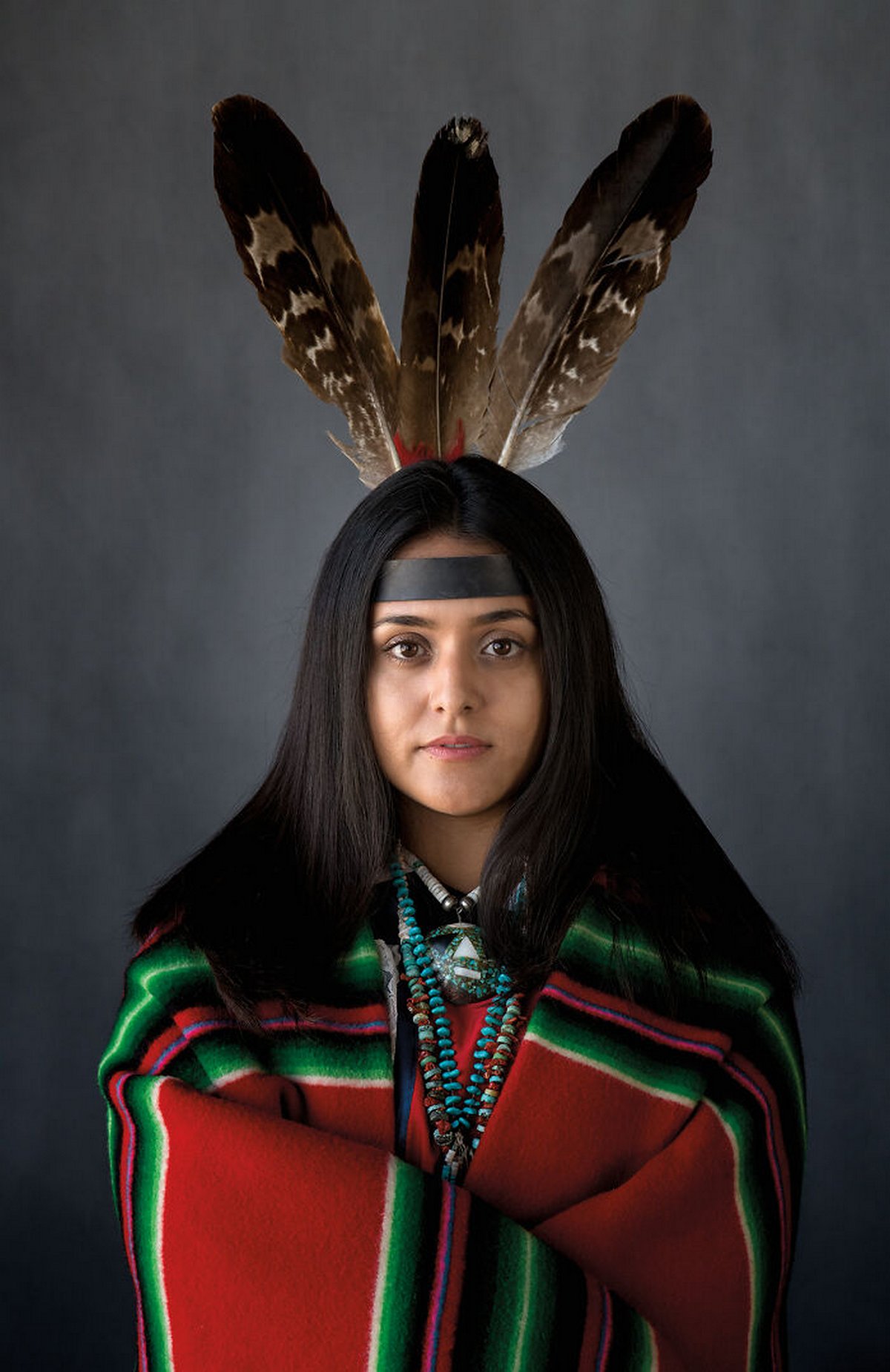 16 portraits authentiques d’Amérindiens vêtus de costumes traditionnels