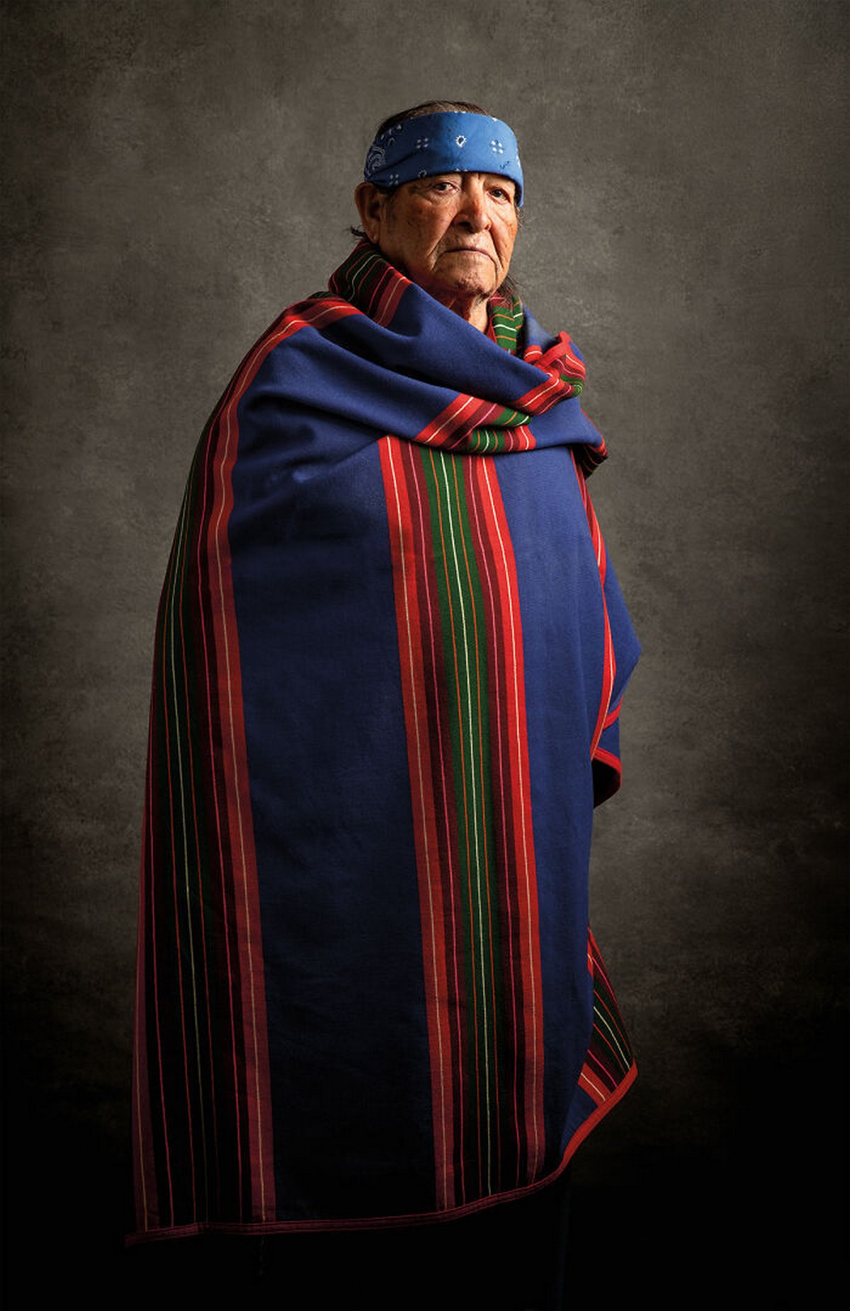 16 portraits authentiques d’Amérindiens vêtus de costumes traditionnels