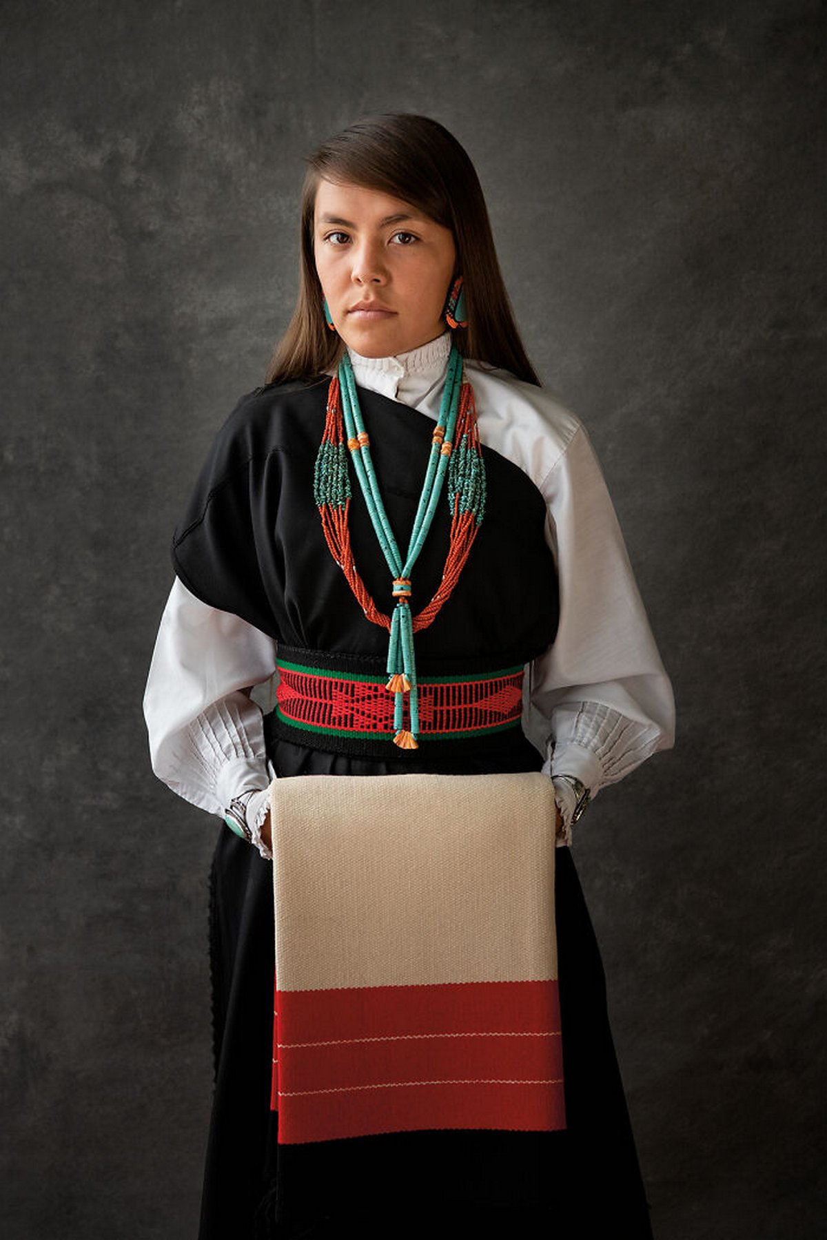 16 portraits authentiques d’Amérindiens vêtus de costumes traditionnels