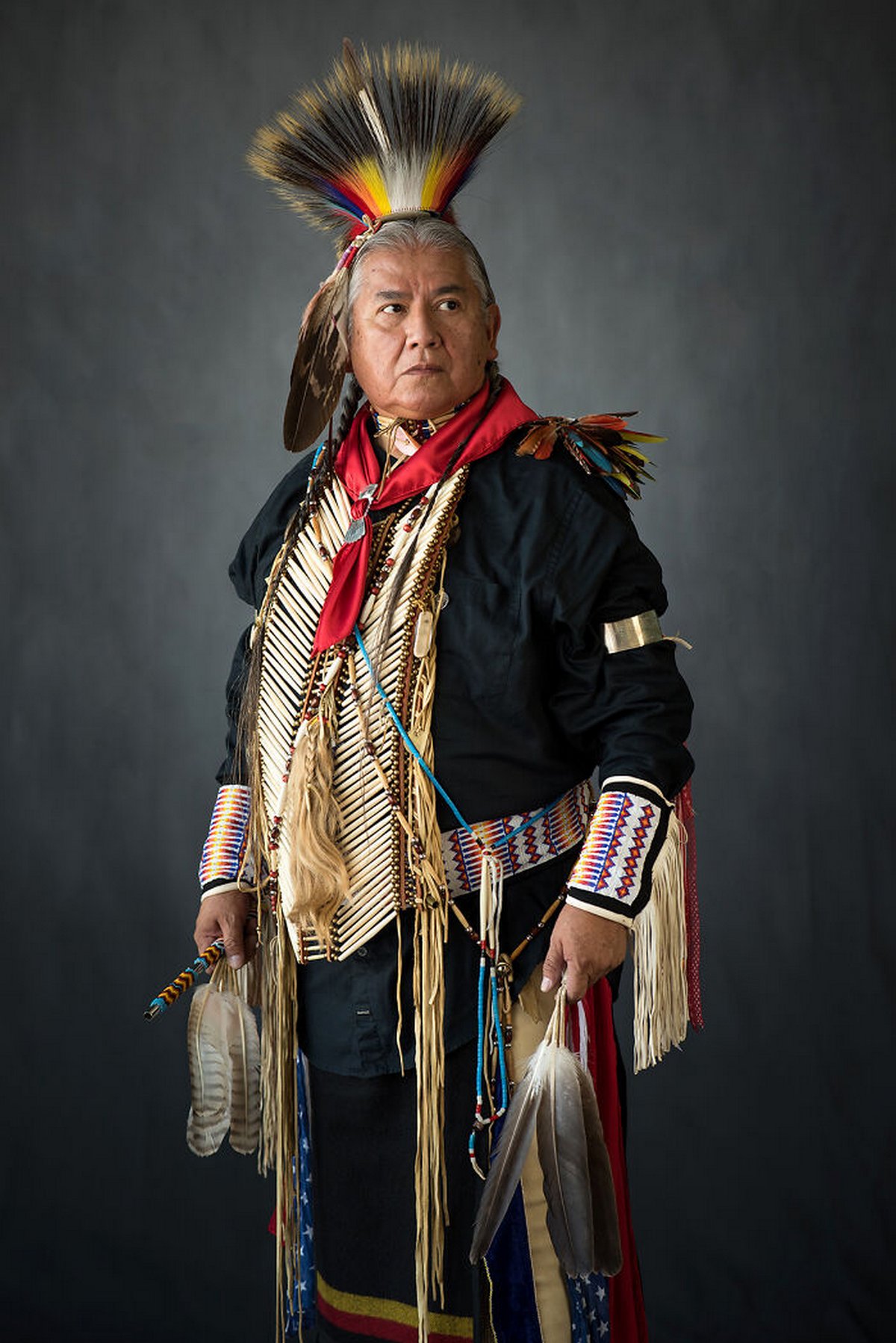 16 portraits authentiques d’Amérindiens vêtus de costumes traditionnels