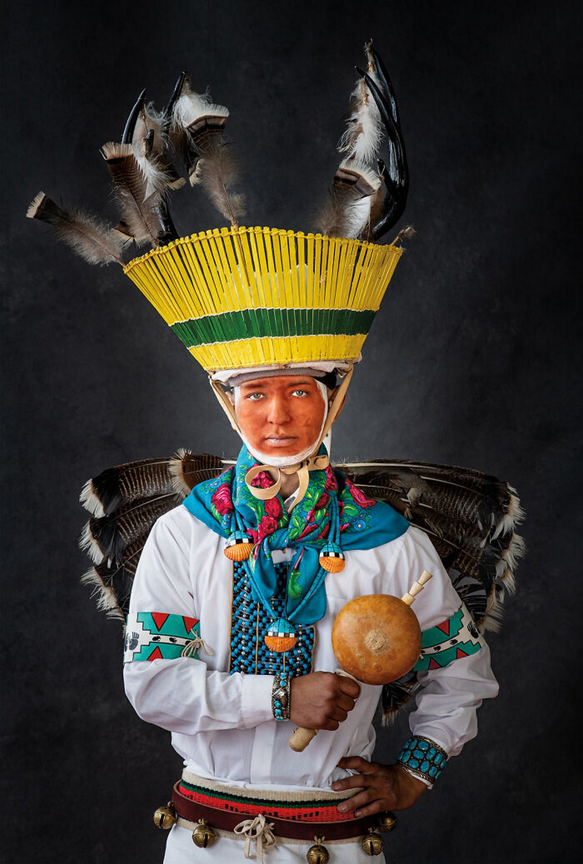 16 portraits authentiques d’Amérindiens vêtus de costumes traditionnels