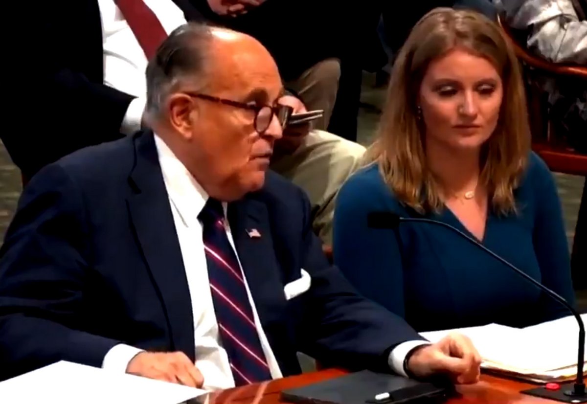 L’avocat de Donald Trump, Rudy Giuliani, semble péter lors de l’audience sur la fraude électorale