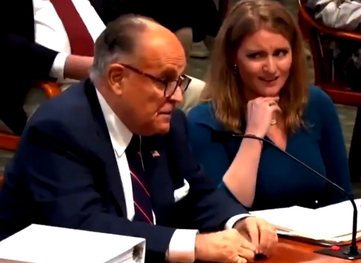 L’avocat de Donald Trump, Rudy Giuliani, semble péter lors de l’audience sur la fraude électorale