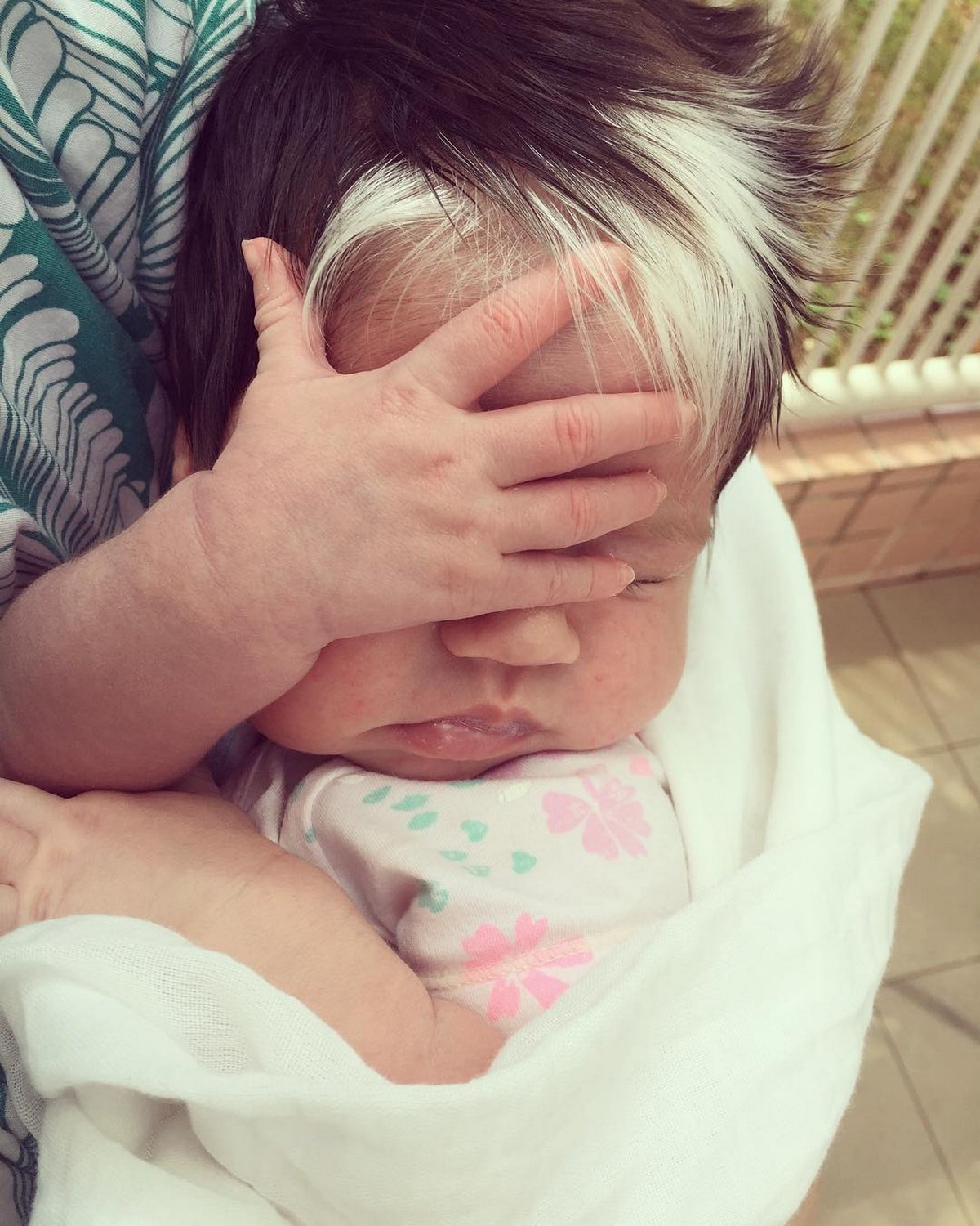 Cette petite fille de deux ans est née avec une mèche blanche dans les cheveux et sa mère l’encourage à accepter son apparence unique