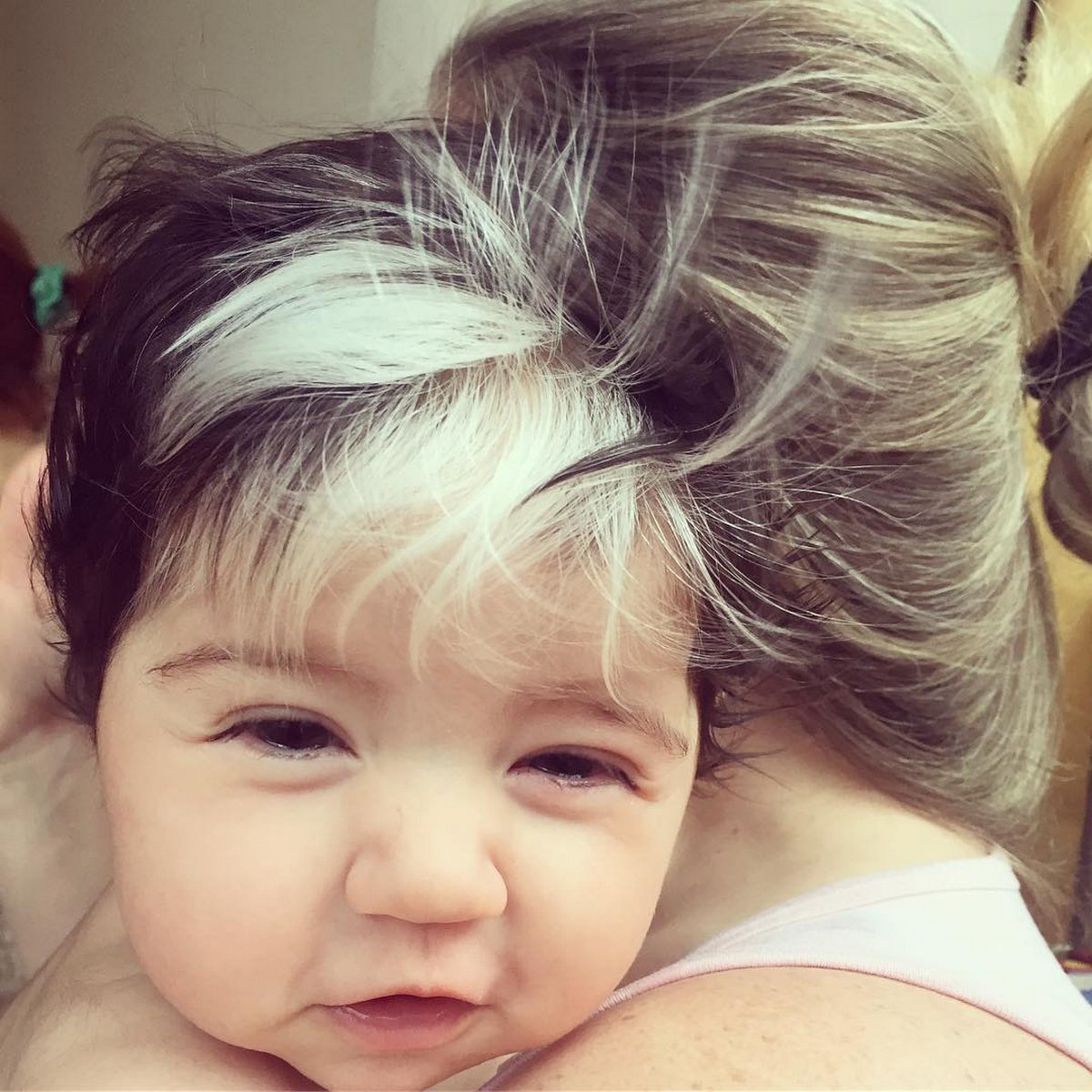 Cette Petite Fille De Deux Ans Est Nee Avec Une Meche Blanche Dans Les Cheveux Et Sa Mere L Encourage A Accepter Son Apparence Unique Ipnoze