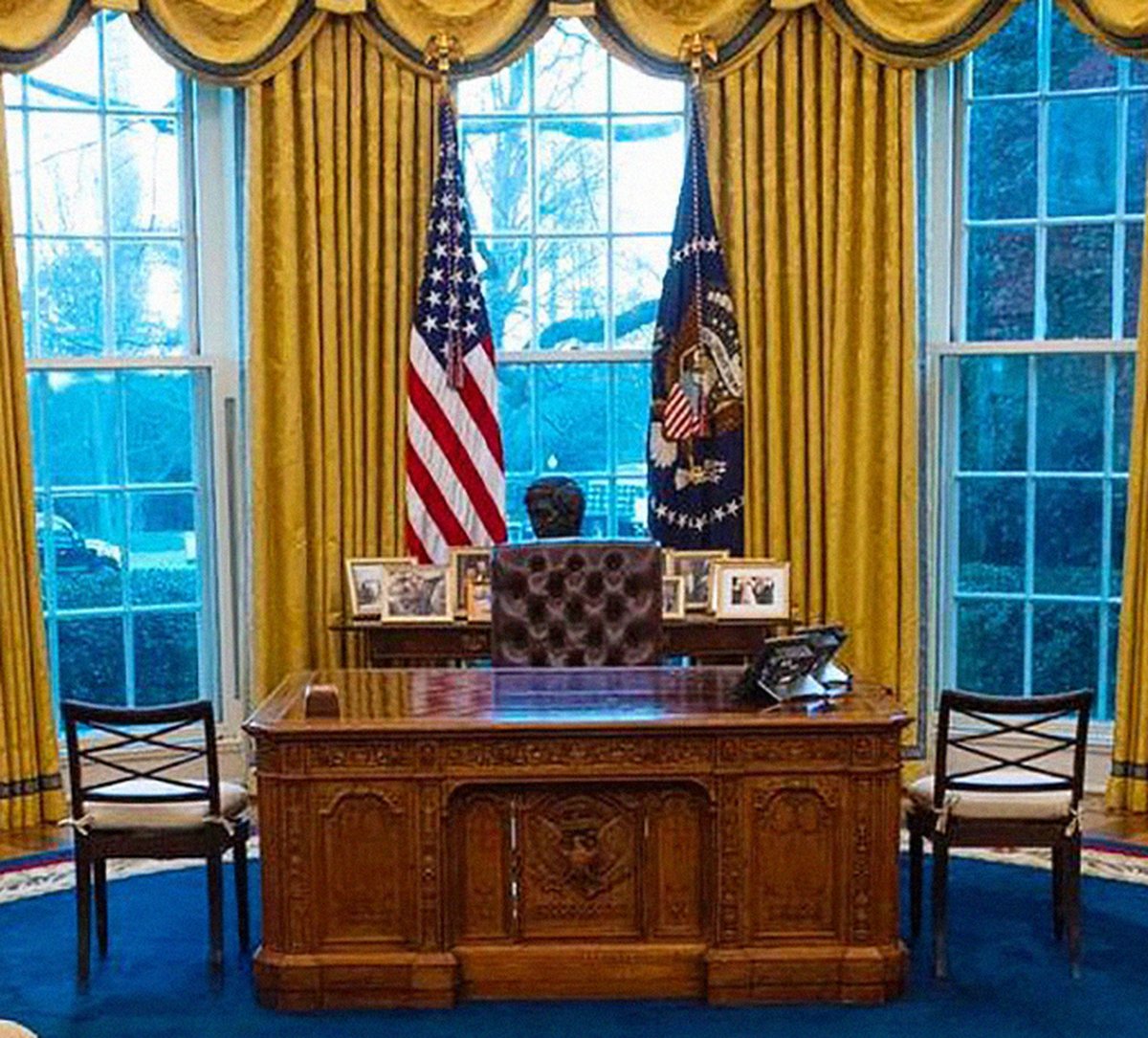 Resolute Desk Oval Office Zoom Background : One of these makes it look ...