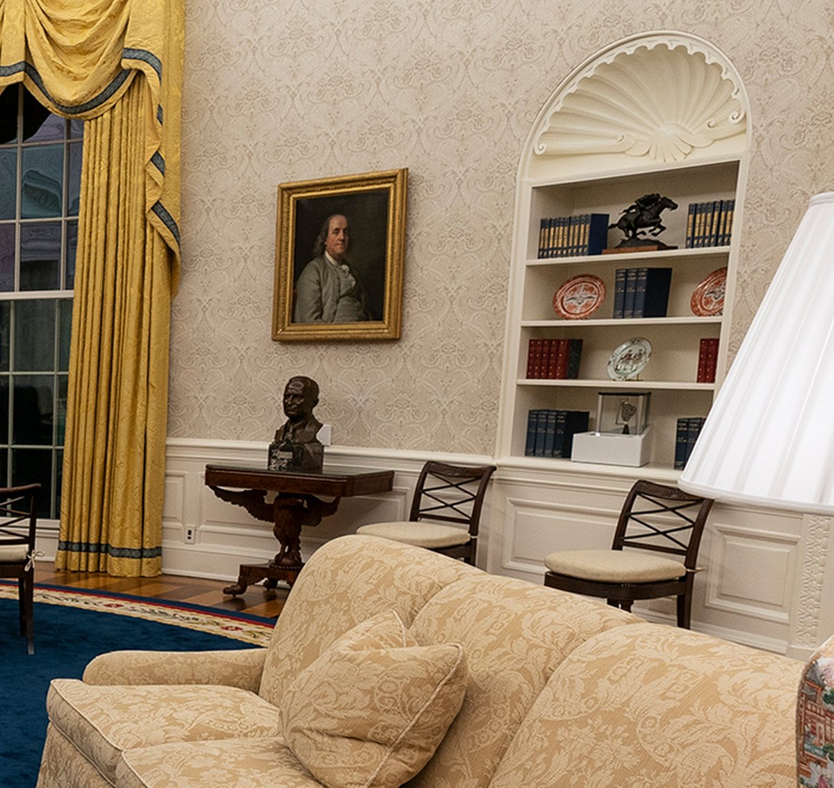 18 photos qui montrent les différences entre le Bureau ovale de Biden et celui de Trump