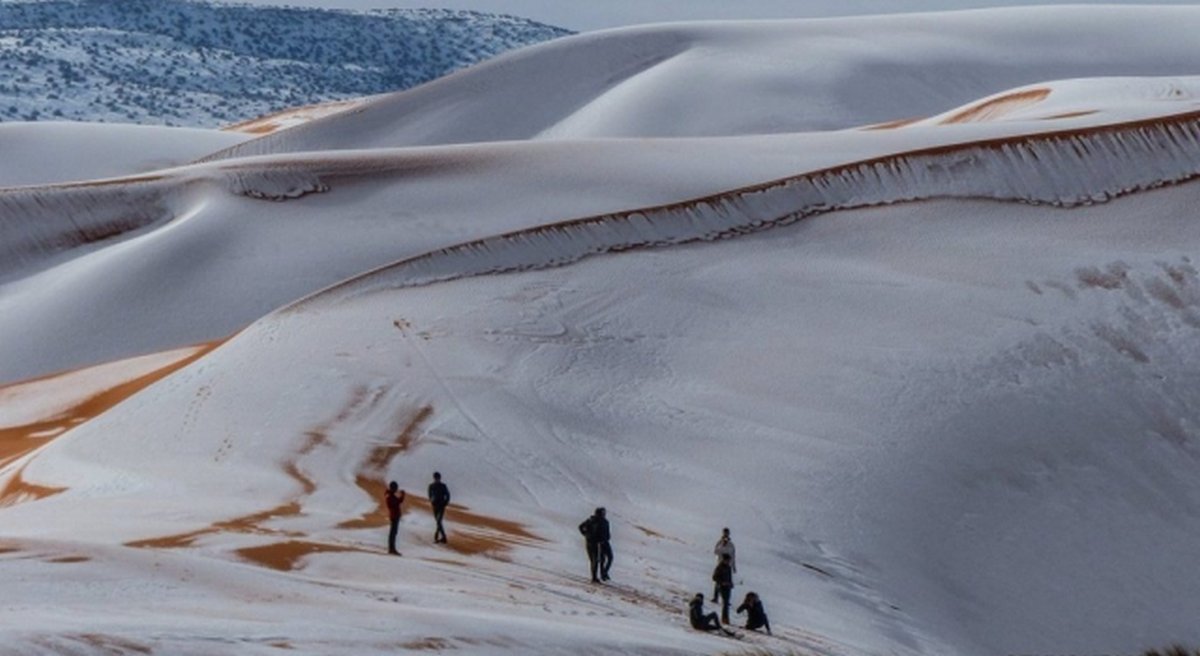 Des flocons de neige sont tombés sur le désert du Sahara et les photos sont à couper le souffle