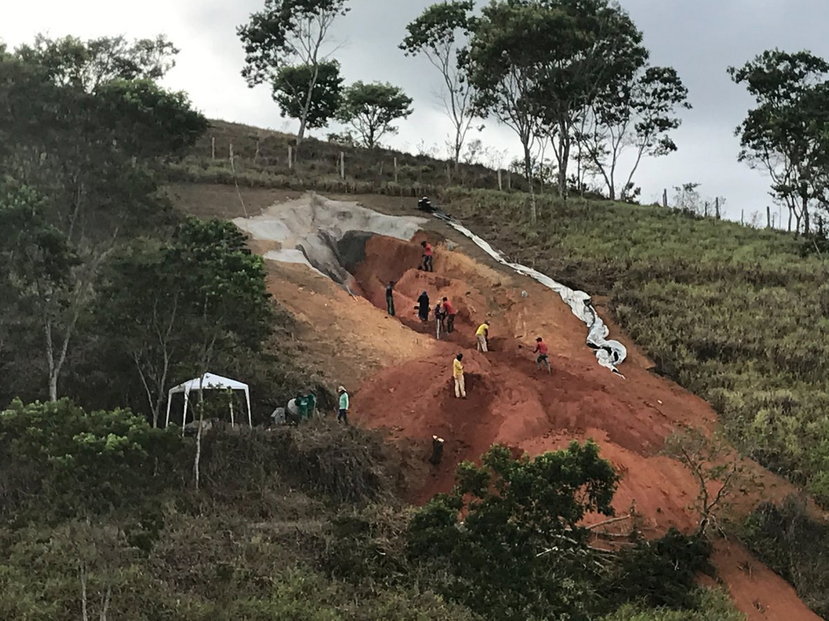 Une artiste construit une sculpture d’un vagin de 33 mètres de long sur une colline brésilienne et soulève l’indignation