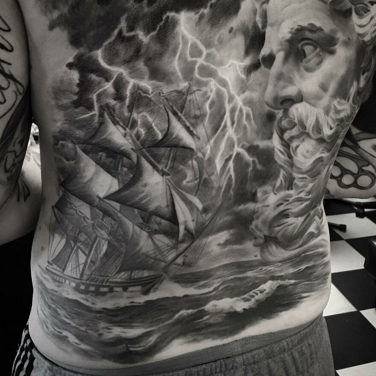 22 tatouages fascinants par un artiste suédois spécialisé dans le réalisme noir et gris ! Par Karine Larcher (Ipnoze) Tatouages-realistes-noir-gris-mrtstucklife-008