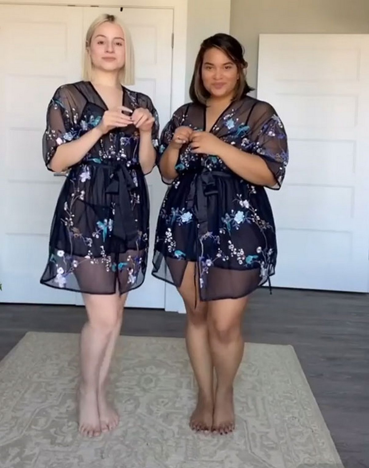 Ces deux amies montrent à quoi ressemble la même tenue sur leurs différents types de corps (nouvelles images)
