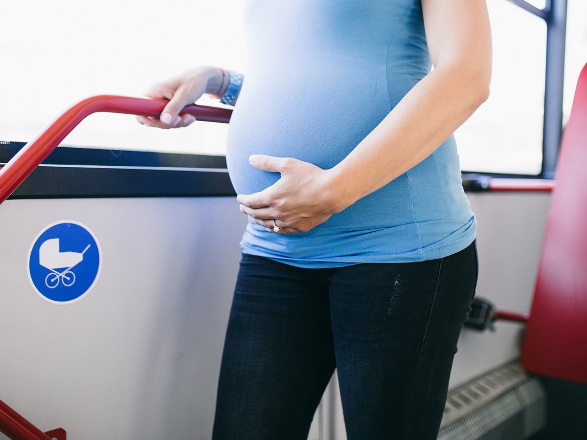 Un homme explique pourquoi il a refusé de céder sa place à une femme enceinte dans le bus, mais les gens ne sont pas convaincus