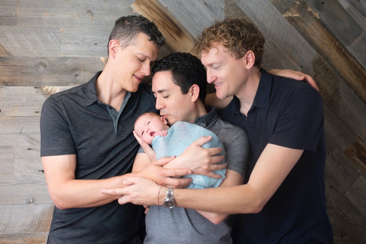 Ces trois hommes gays qui forment un trouple ont tous été inscrits sur l’acte de naissance de leurs enfants, une première mondiale