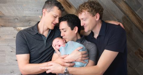 Ces trois hommes gays qui forment un trouple ont tous été inscrits sur l’acte de naissance de leurs enfants, une première mondiale
