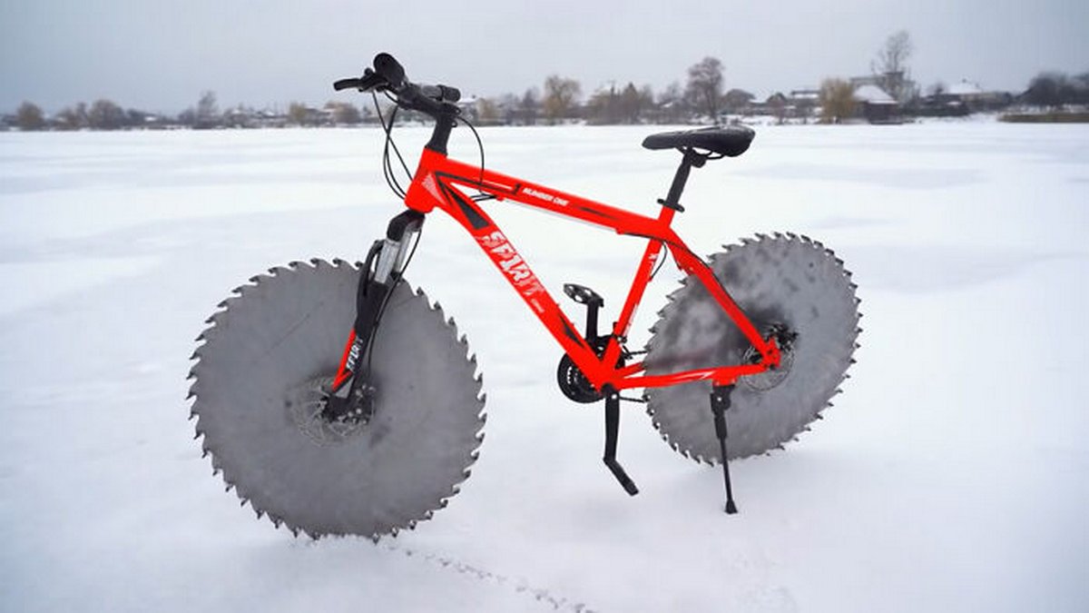 Un homme remplace les roues de son vélo par des scies circulaires et part faire un tour sur un lac gelé