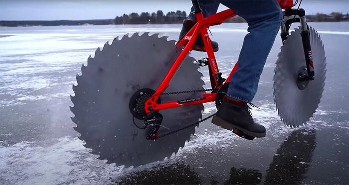 Un homme remplace les roues de son vélo par des scies circulaires et part faire un tour sur un lac gelé