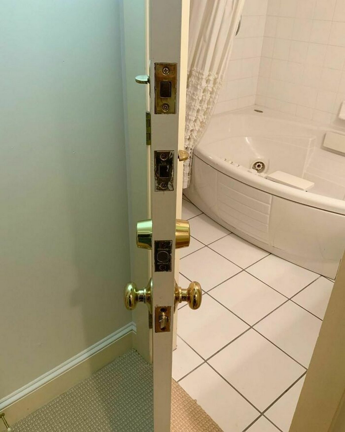 Ces inspecteurs de maisons ont découvert des choses si étranges qu’ils n’ont pu s’empêcher de prendre une photo