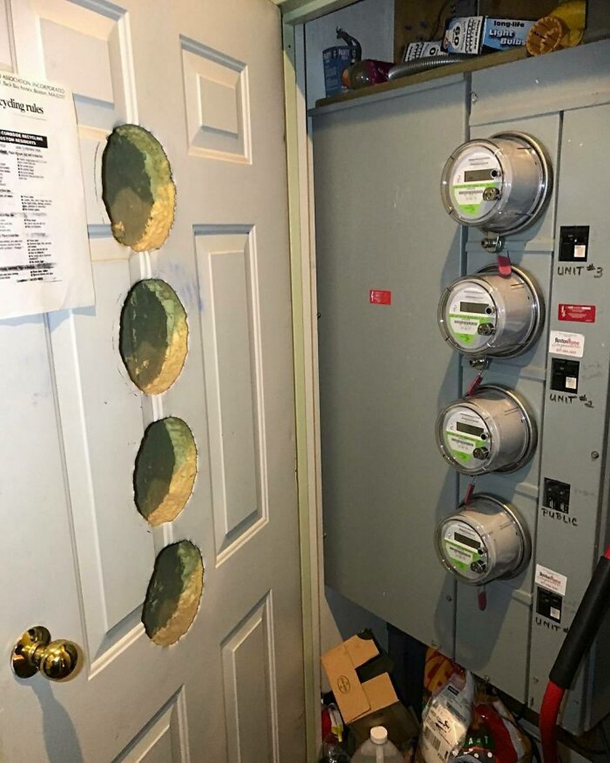 Ces inspecteurs de maisons ont découvert des choses si étranges qu’ils n’ont pu s’empêcher de prendre une photo