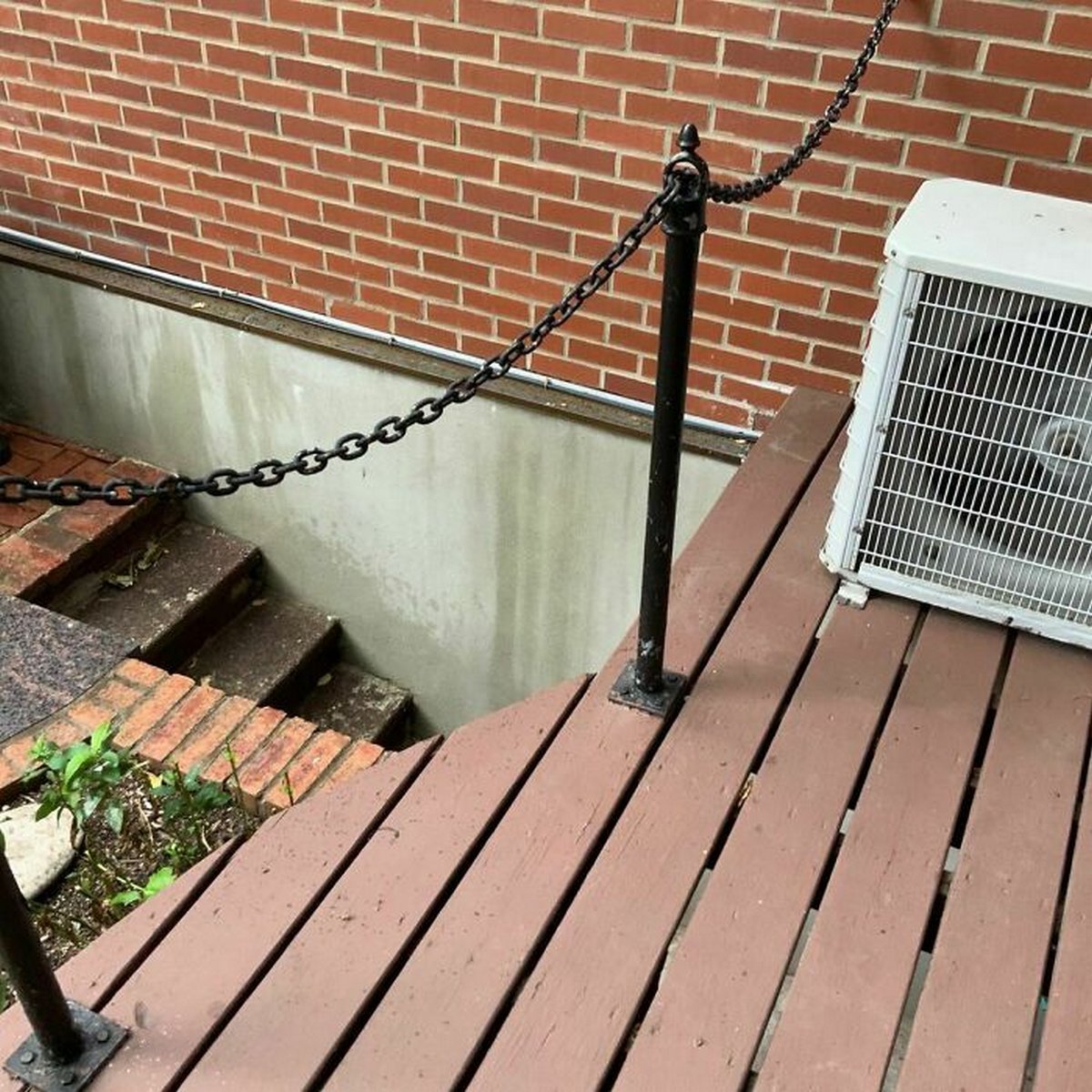 Ces inspecteurs de maisons ont découvert des choses si étranges qu’ils n’ont pu s’empêcher de prendre une photo