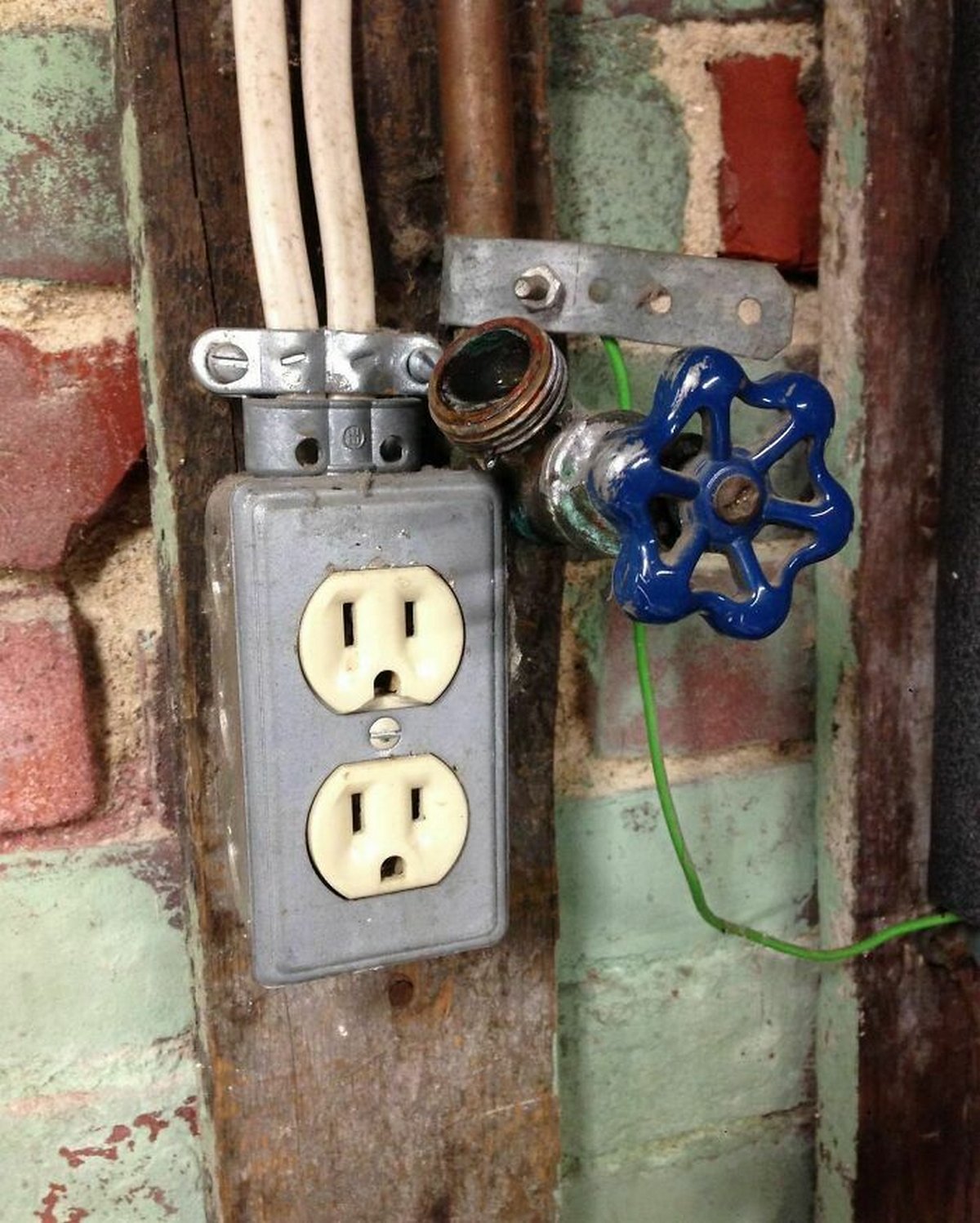 Ces inspecteurs de maisons ont découvert des choses si étranges qu’ils n’ont pu s’empêcher de prendre une photo