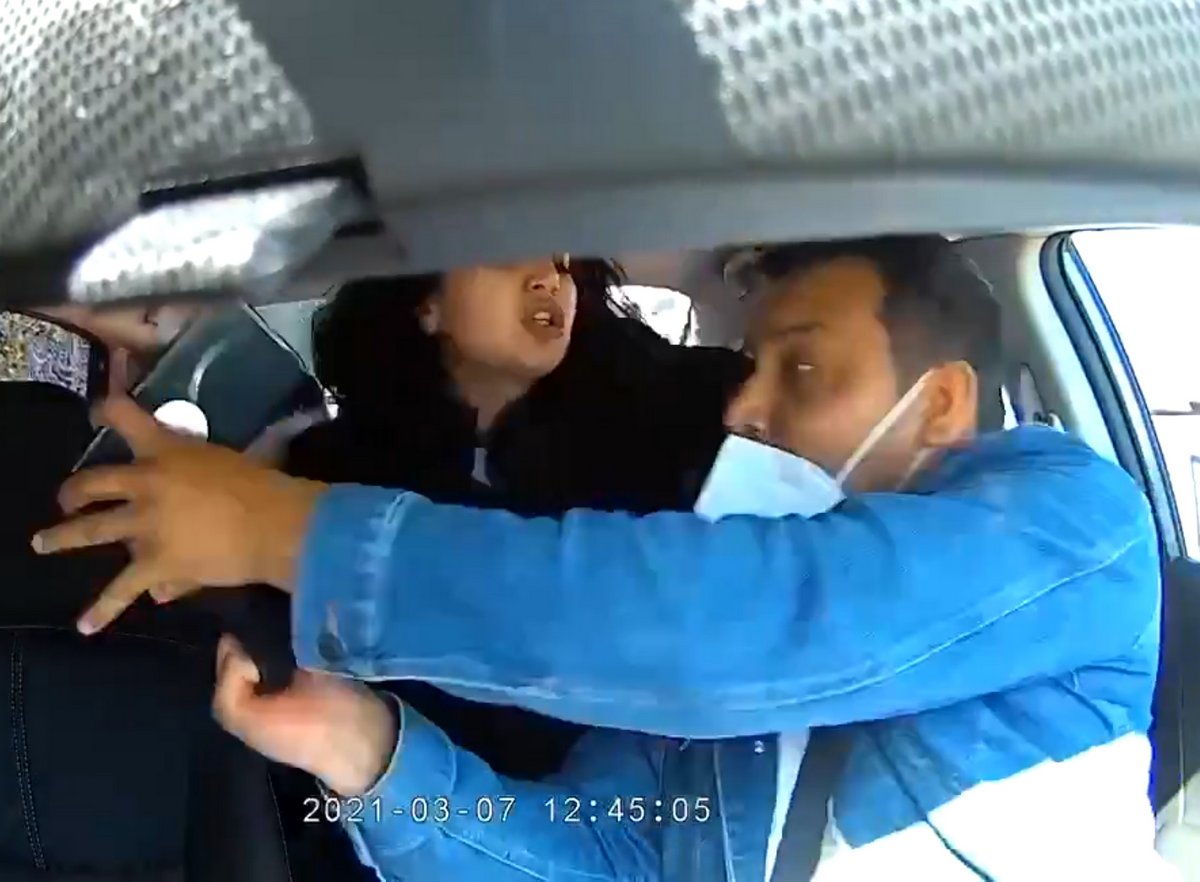 Cette femme qui a toussé sur un chauffeur Uber et lui a arraché son masque a été accusée