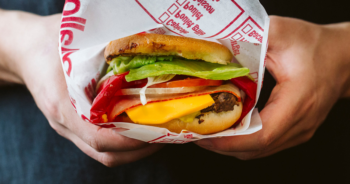 Une personne lance un débat en ligne après que sa collègue végane lui a demandé de manger un hamburger à l’extérieur