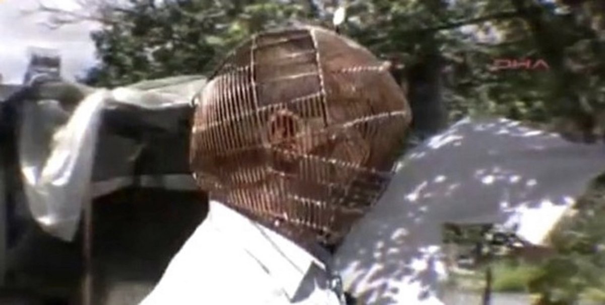 Cet homme s’enferme la tête dans une cage pour tenter d’arrêter de fumer