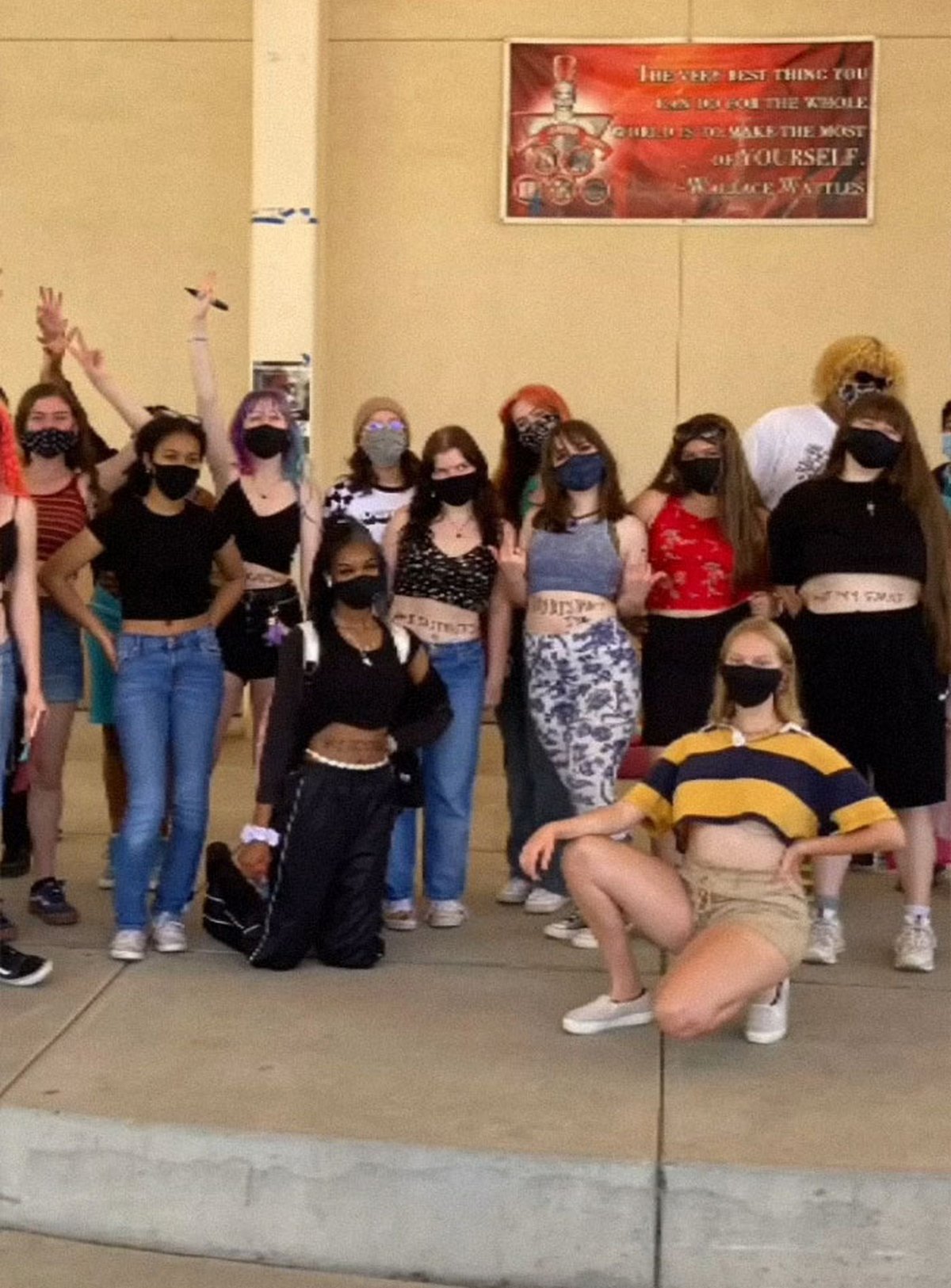 Des adolescentes dénoncent le code vestimentaire « sexiste » de leur école et leur protestation devient virale