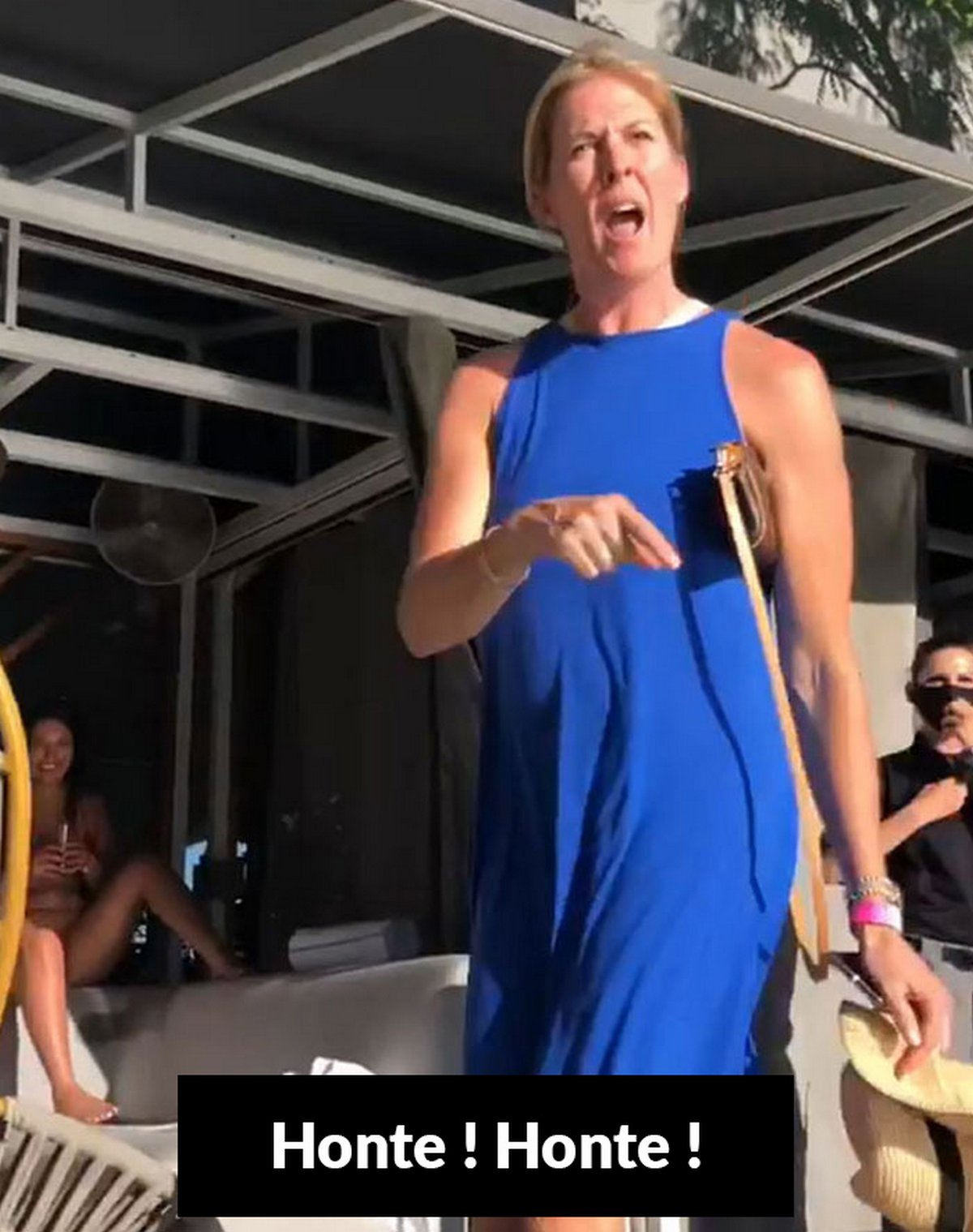 Des femmes homophobes se plaignent d’un couple de lesbiennes qui s’embrassent dans la piscine et obtiennent la réponse qu’elles méritent