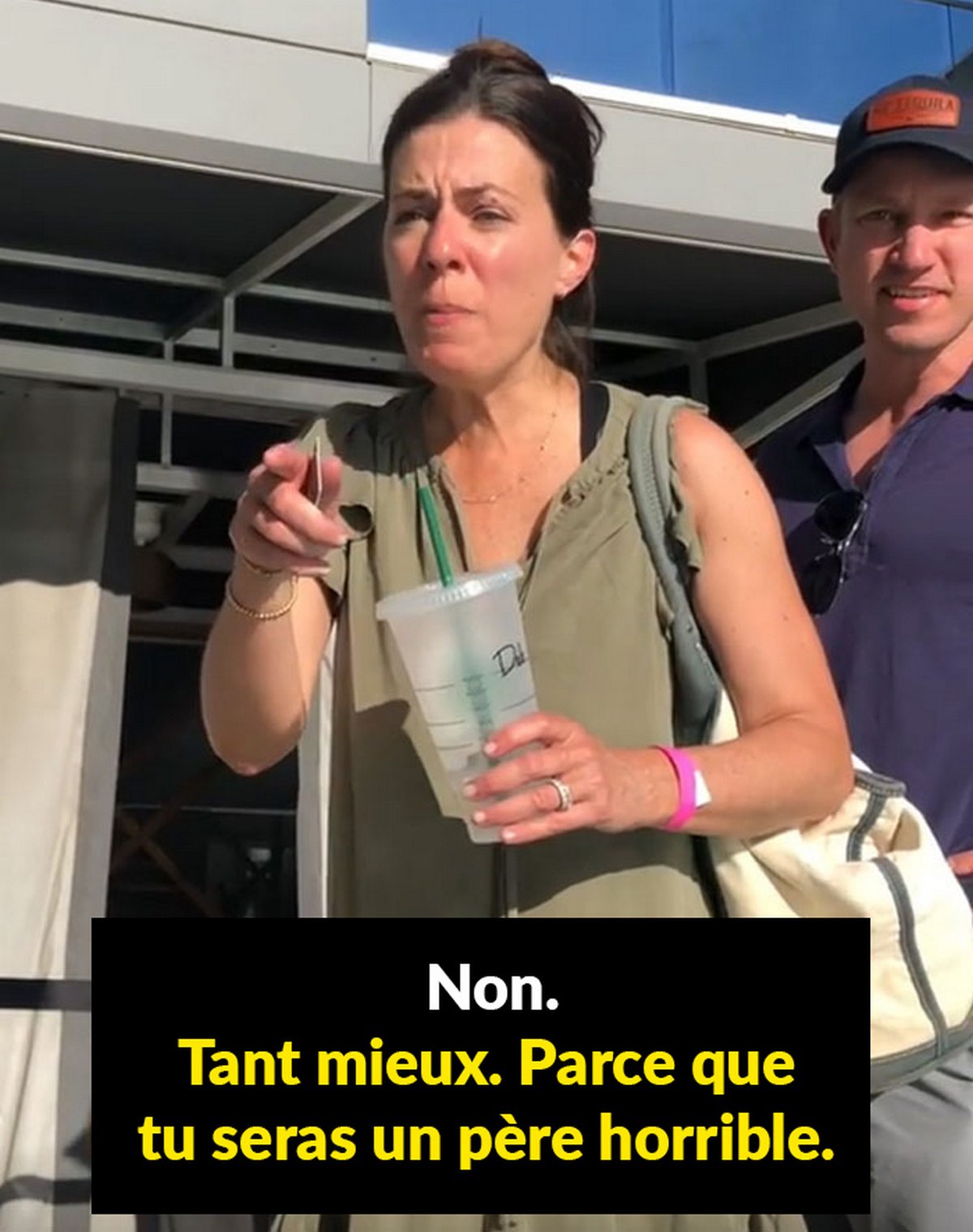 Des femmes homophobes se plaignent d’un couple de lesbiennes qui s’embrassent dans la piscine et obtiennent la réponse qu’elles méritent