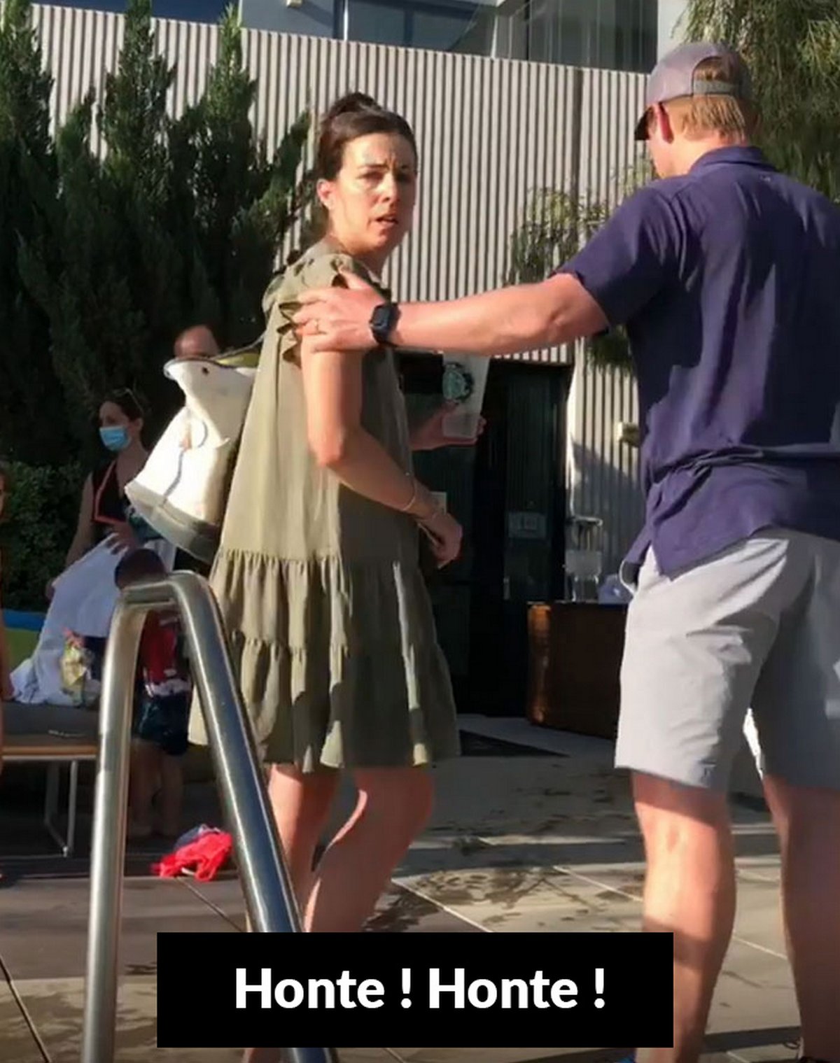 Des femmes homophobes se plaignent d’un couple de lesbiennes qui s’embrassent dans la piscine et obtiennent la réponse qu’elles méritent