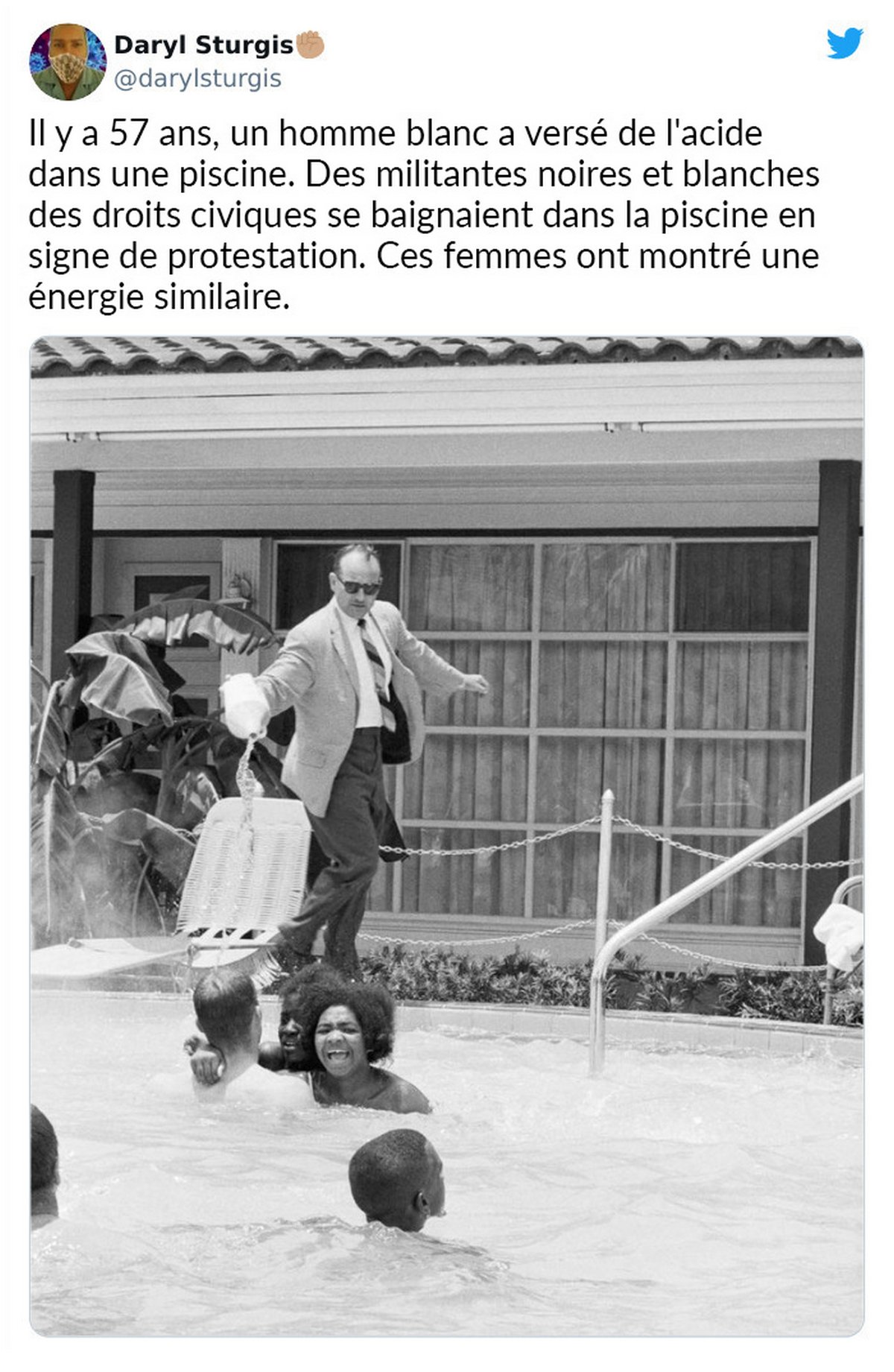 Des femmes homophobes se plaignent d’un couple de lesbiennes qui s’embrassent dans la piscine et obtiennent la réponse qu’elles méritent