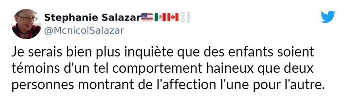 Des femmes homophobes se plaignent d’un couple de lesbiennes qui s’embrassent dans la piscine et obtiennent la réponse qu’elles méritent