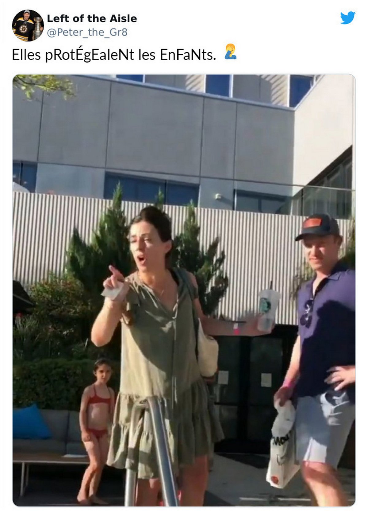 Des femmes homophobes se plaignent d’un couple de lesbiennes qui s’embrassent dans la piscine et obtiennent la réponse qu’elles méritent