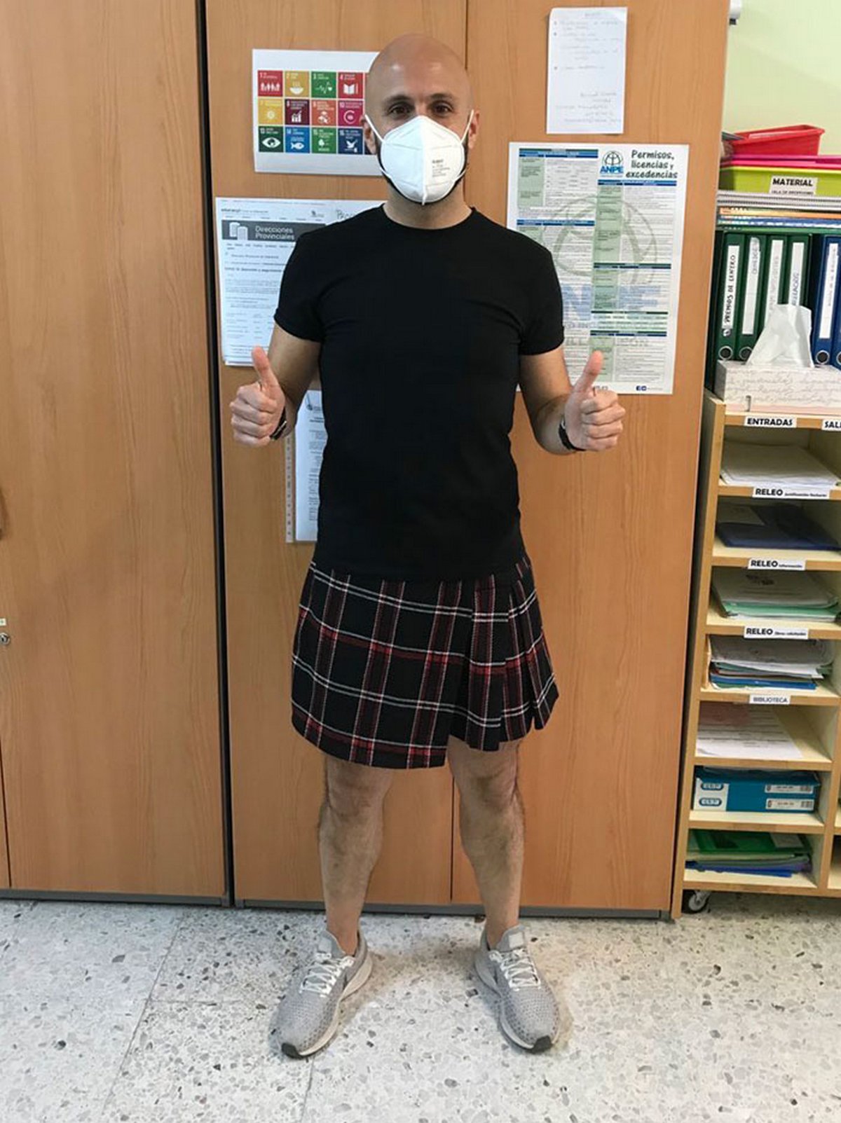 Des enseignants portent des jupes en classe pour protester contre le renvoi d’un élève qui en portait une