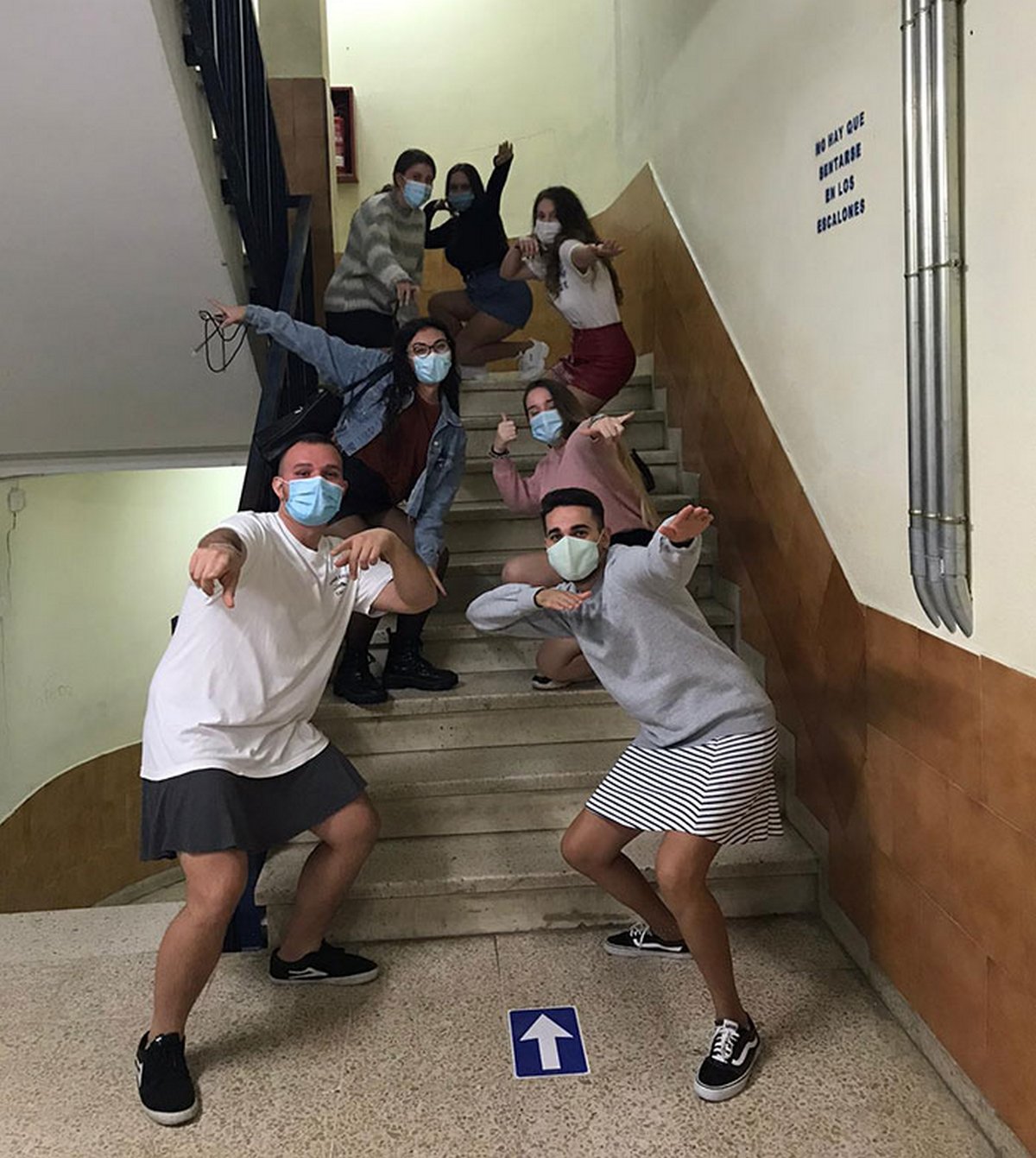 Des enseignants portent des jupes en classe pour protester contre le renvoi d’un élève qui en portait une