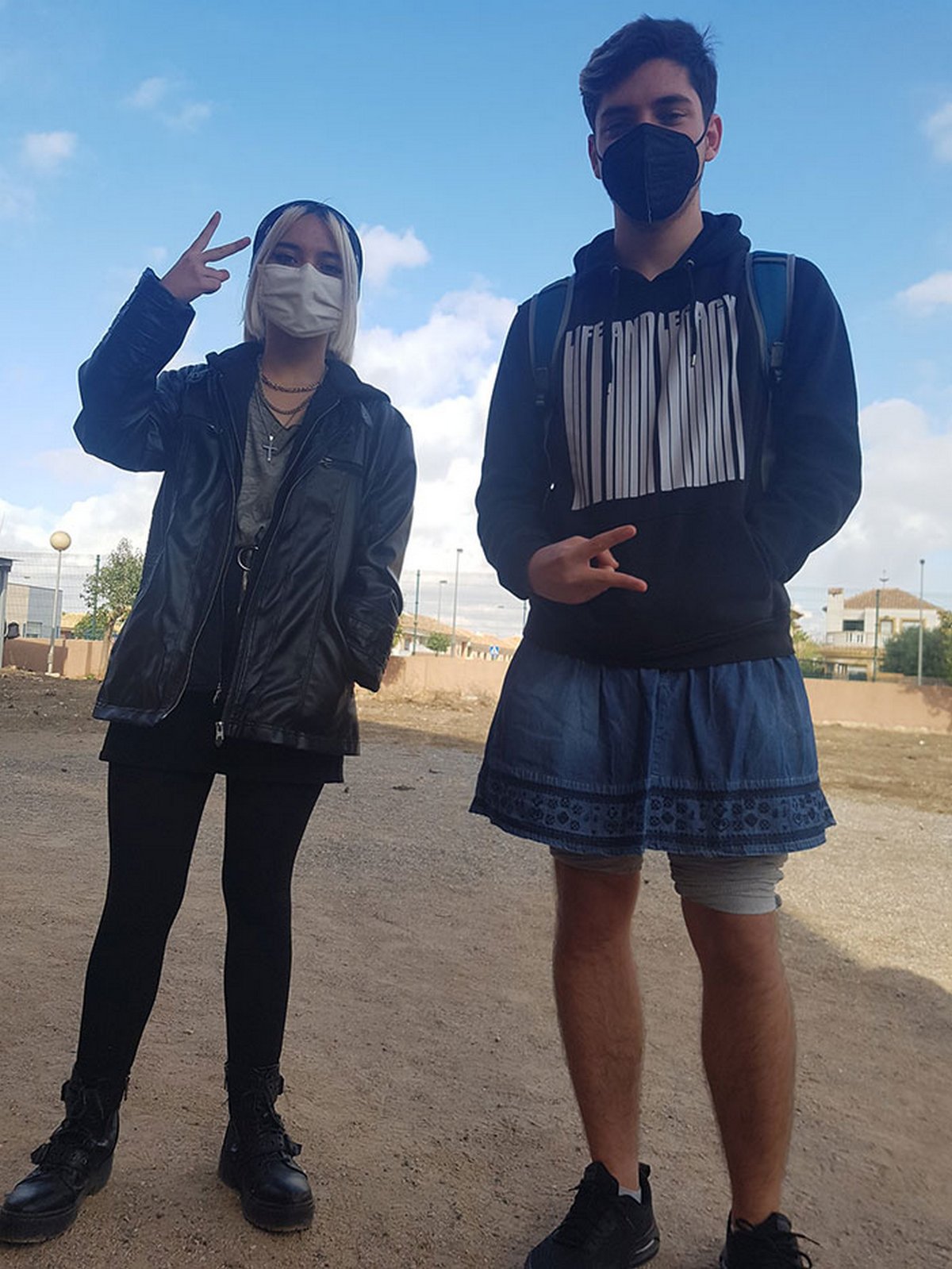 Des enseignants portent des jupes en classe pour protester contre le renvoi d’un élève qui en portait une