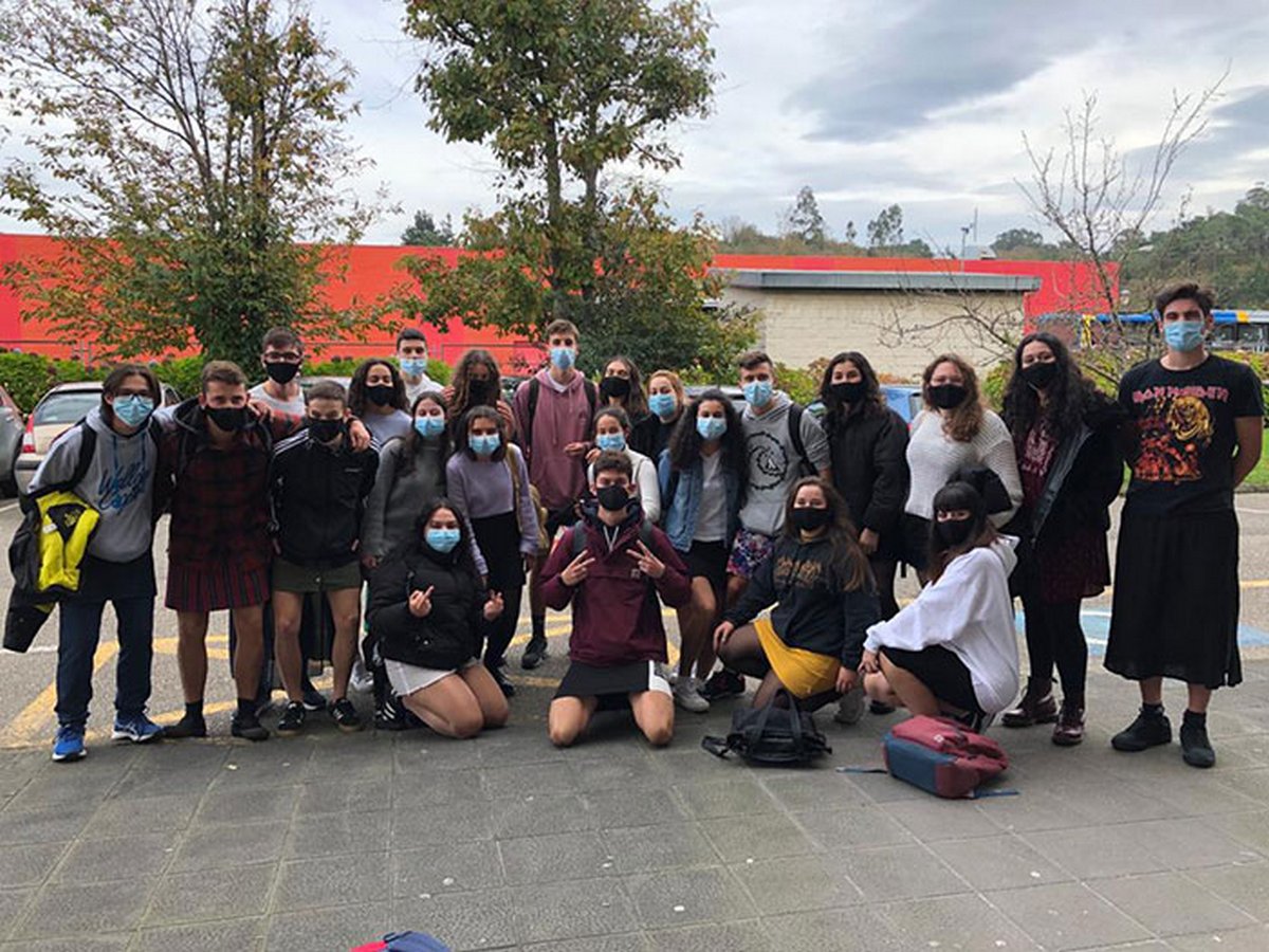 Des enseignants portent des jupes en classe pour protester contre le renvoi d’un élève qui en portait une