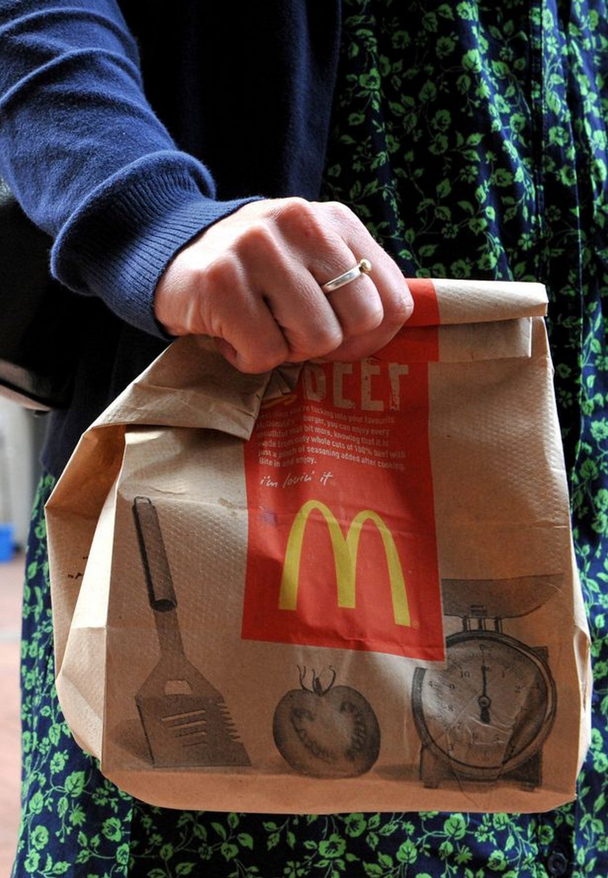 Une femme végétarienne depuis 45 ans a vomi parce que le burger qu’elle a mangé contenait du poulet