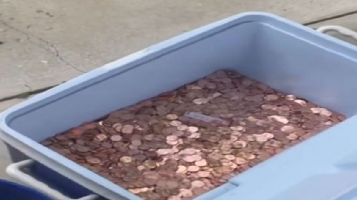 Un homme paie une pension alimentaire en jetant 80 000 pièces sur la pelouse de son ex