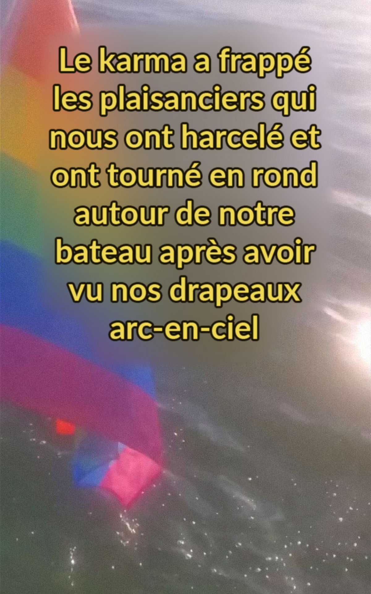 Des homophobes en détresse nagent vers le bateau des personnes LGBT qu’ils venaient de harceler après l’explosion de leur propre bateau