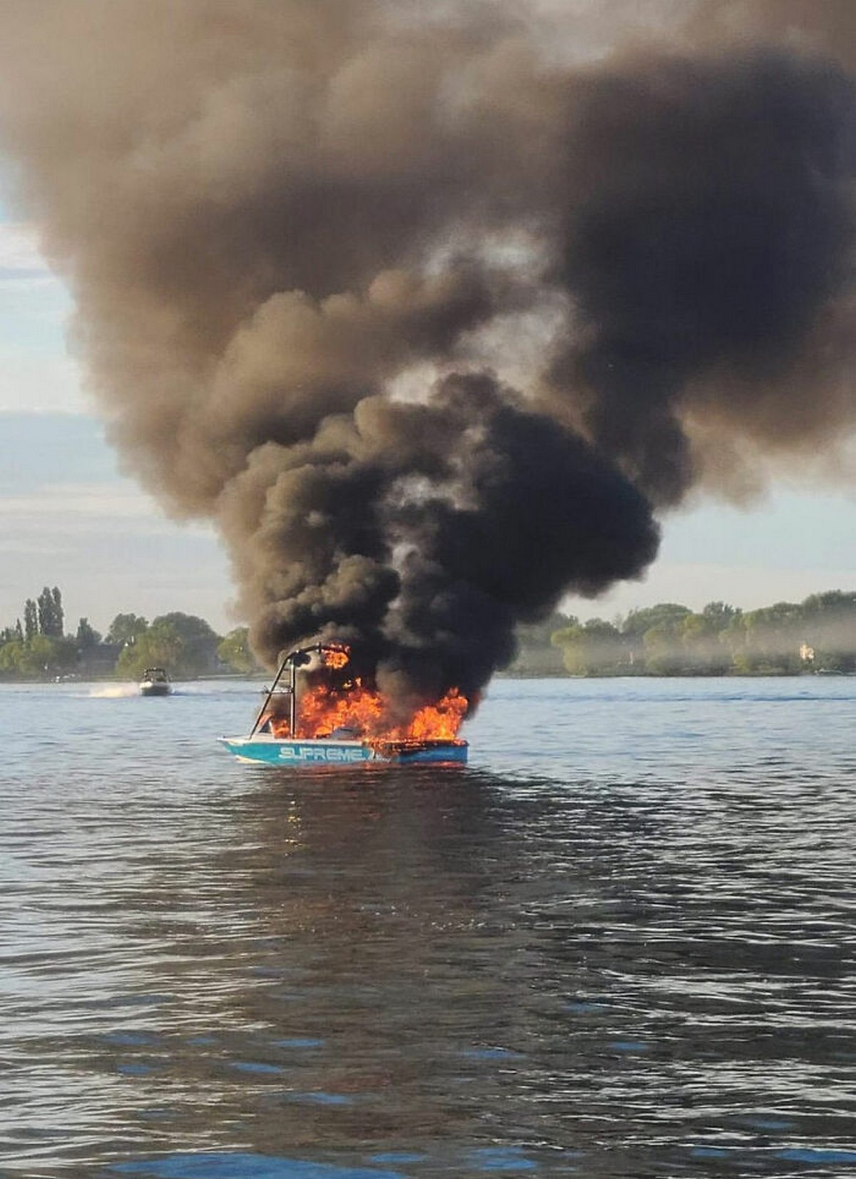 Des homophobes en détresse nagent vers le bateau des personnes LGBT qu’ils venaient de harceler après l’explosion de leur propre bateau
