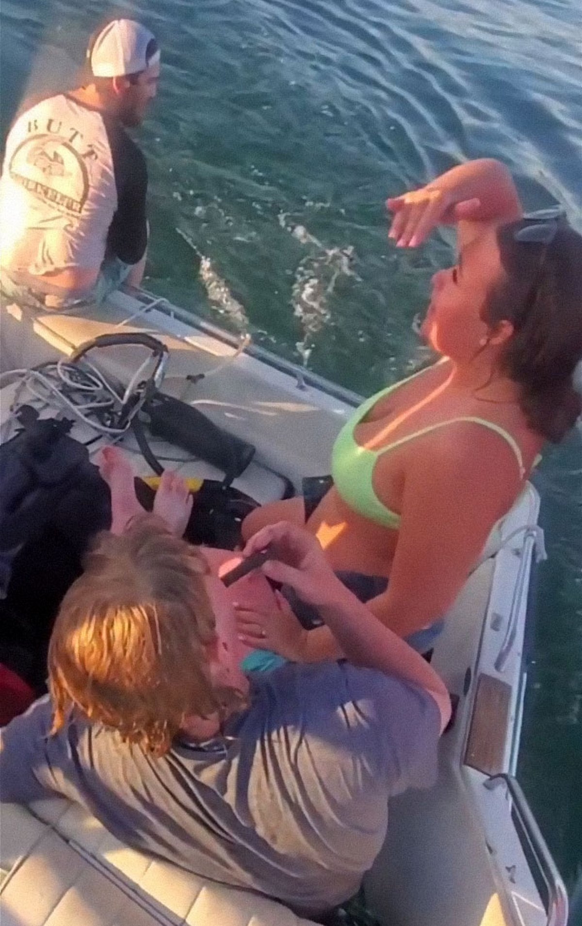 Des homophobes en détresse nagent vers le bateau des personnes LGBT qu’ils venaient de harceler après l’explosion de leur propre bateau