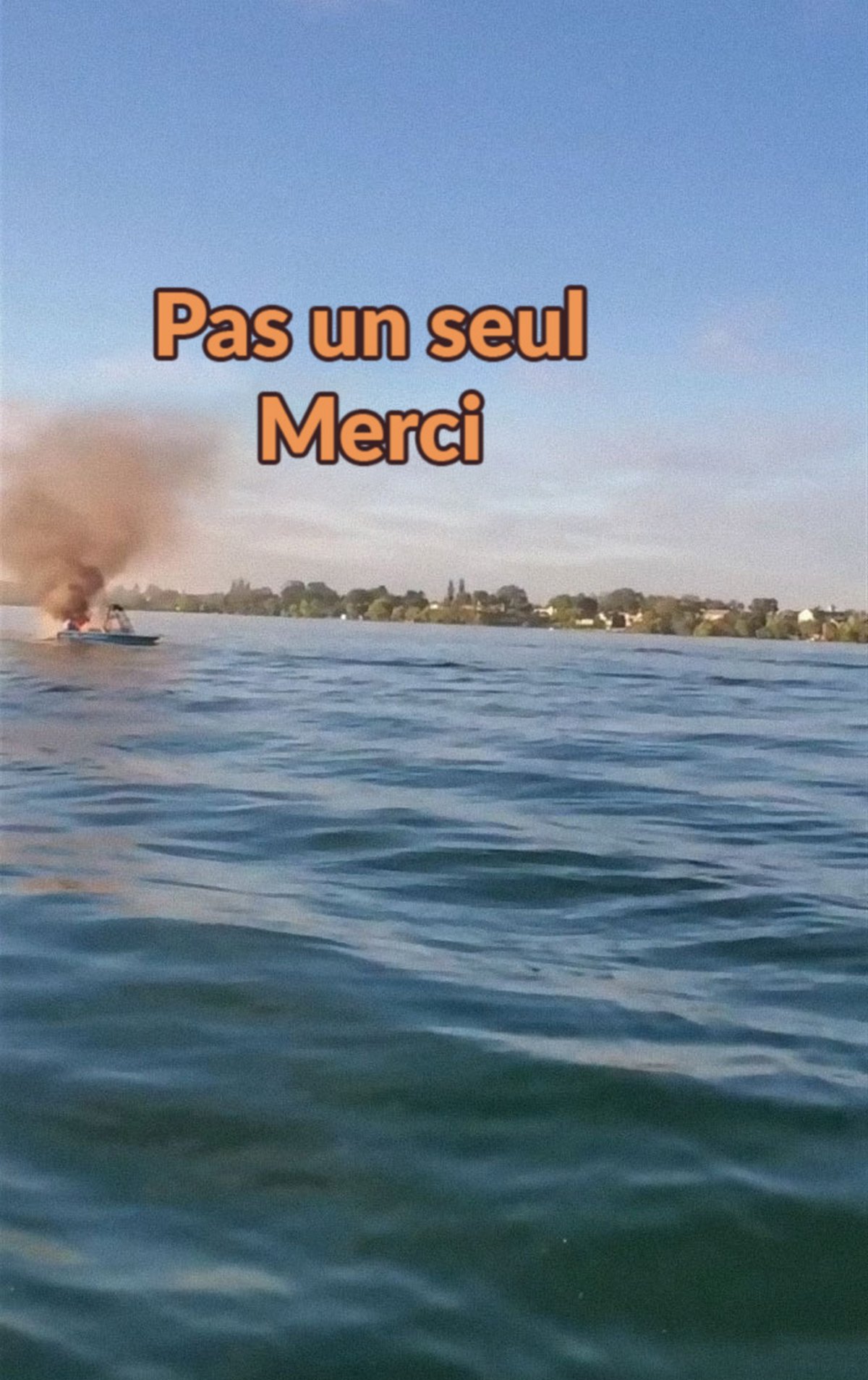Des homophobes en détresse nagent vers le bateau des personnes LGBT qu’ils venaient de harceler après l’explosion de leur propre bateau