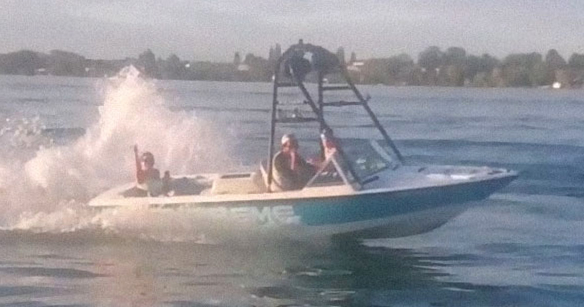 Des homophobes en détresse nagent vers le bateau des personnes LGBT qu’ils venaient de harceler après l’explosion de leur propre bateau