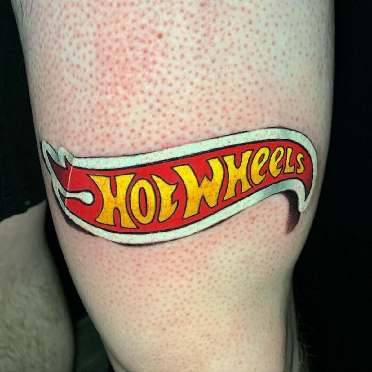 Cet artiste créé des tatouages qui ressemblent à des autocollants se décollant de votre peau