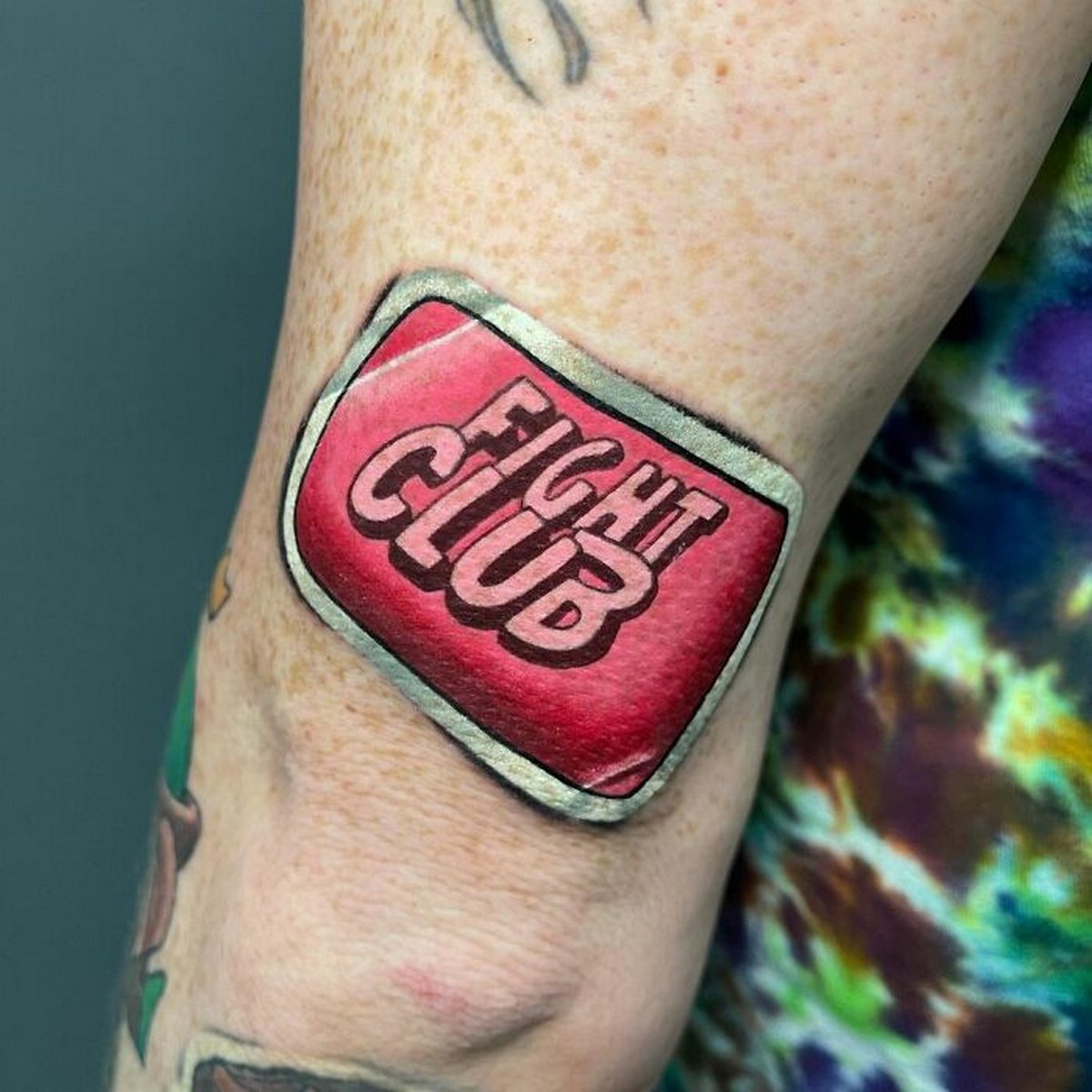 Cet artiste créé des tatouages qui ressemblent à des autocollants se décollant de votre peau